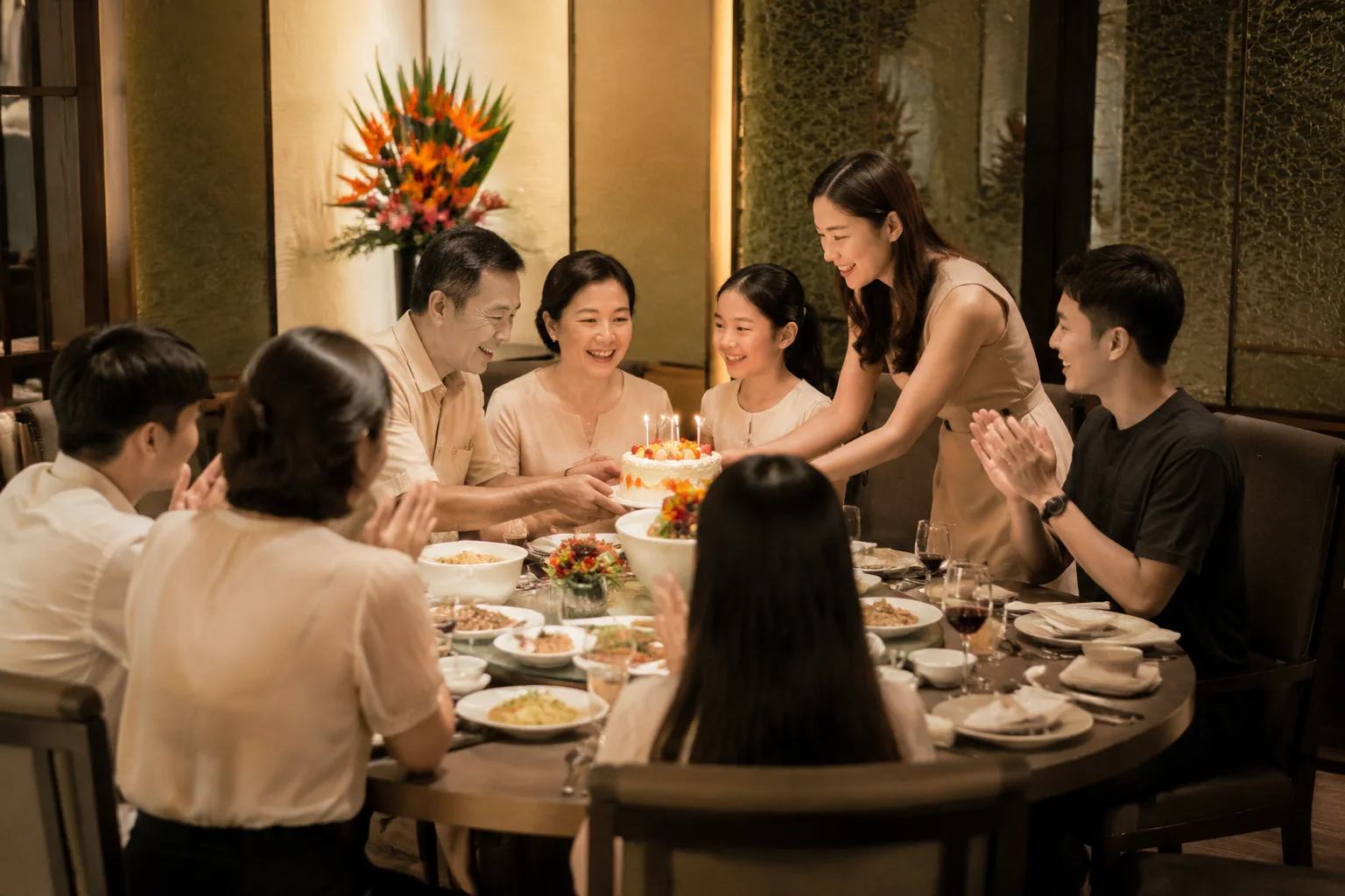 Gia đình và nhóm bạn đang tổ chức sinh nhật tại nhà hàng với không gian ấm cúng, phù hợp cho buổi gặp gỡ tại Việt Nam