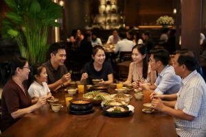 Không gian nhà hàng tại Gia Nghĩa với gia đình và nhóm bạn đang dùng bữa trong bối cảnh ấm cúng, thể hiện việc lựa chọn địa điểm ăn uống phù hợp.