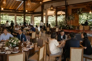 Không gian nhà hàng tại Gia Nghĩa được bố trí sẵn cho một buổi sự kiện với bàn tiệc, khu vực sân khấu và khách mời đang trao đổi trong không khí trang trọng