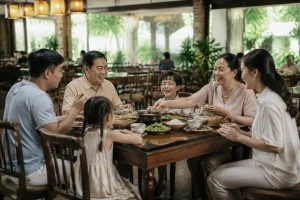 Gia đình Việt Nam nhiều thế hệ cùng dùng bữa tại nhà hàng ở Gia Nghĩa, mọi người trò chuyện thoải mái quanh bàn ăn trong không gian rộng rãi, thể hiện nhu cầu lựa chọn địa điểm phù