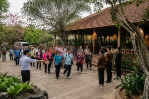 Toàn cảnh đoàn khách du lịch Việt Nam vừa đến nhà hàng ở Gia Nghĩa, hướng dẫn viên trao đổi nhanh với nhân viên phục vụ tại khu vực sảnh ngoài trước khi vào dùng bữa, thể hiện sự t