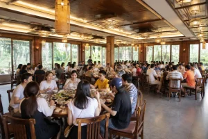 Khách đoàn du lịch và nhóm khách đông