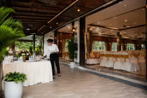 Không gian sảnh đón khách tại nhà hàng tiệc cưới Gia Nghĩa với lối vào rộng thoáng, nhân viên đang sắp xếp khu vực chào đón trước giờ diễn ra sự kiện, giúp người xem hình dung điểm