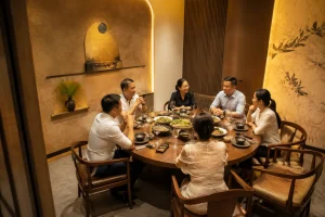Không gian phòng VIP tại Nhà Hàng Hướng Liễu với nhóm khách người Việt đang dùng bữa và trò chuyện trong khu vực riêng tư, thể hiện sự thoải mái khi gặp mặt hoặc tiếp khách.