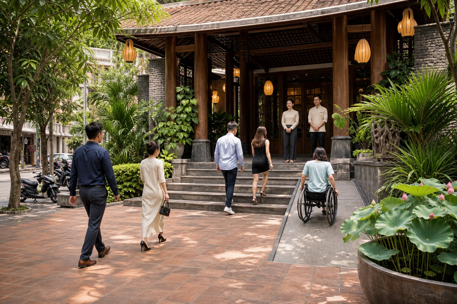 Toàn cảnh khu vực lối vào một địa điểm tổ chức sự kiện tại Việt Nam với khách mời đang đến tham dự, thể hiện cảm nhận ban đầu khi đánh giá sự thuận tiện của địa điểm trước khi lựa