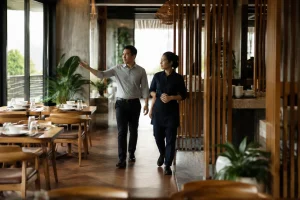 Đại diện doanh nghiệp và nhân viên nhà hàng Việt Nam đang khảo sát khu vực tổ chức buổi ra mắt sản phẩm tại nhà hàng Gia Nghĩa, quan sát lối di chuyển và cách bố trí không gian trư