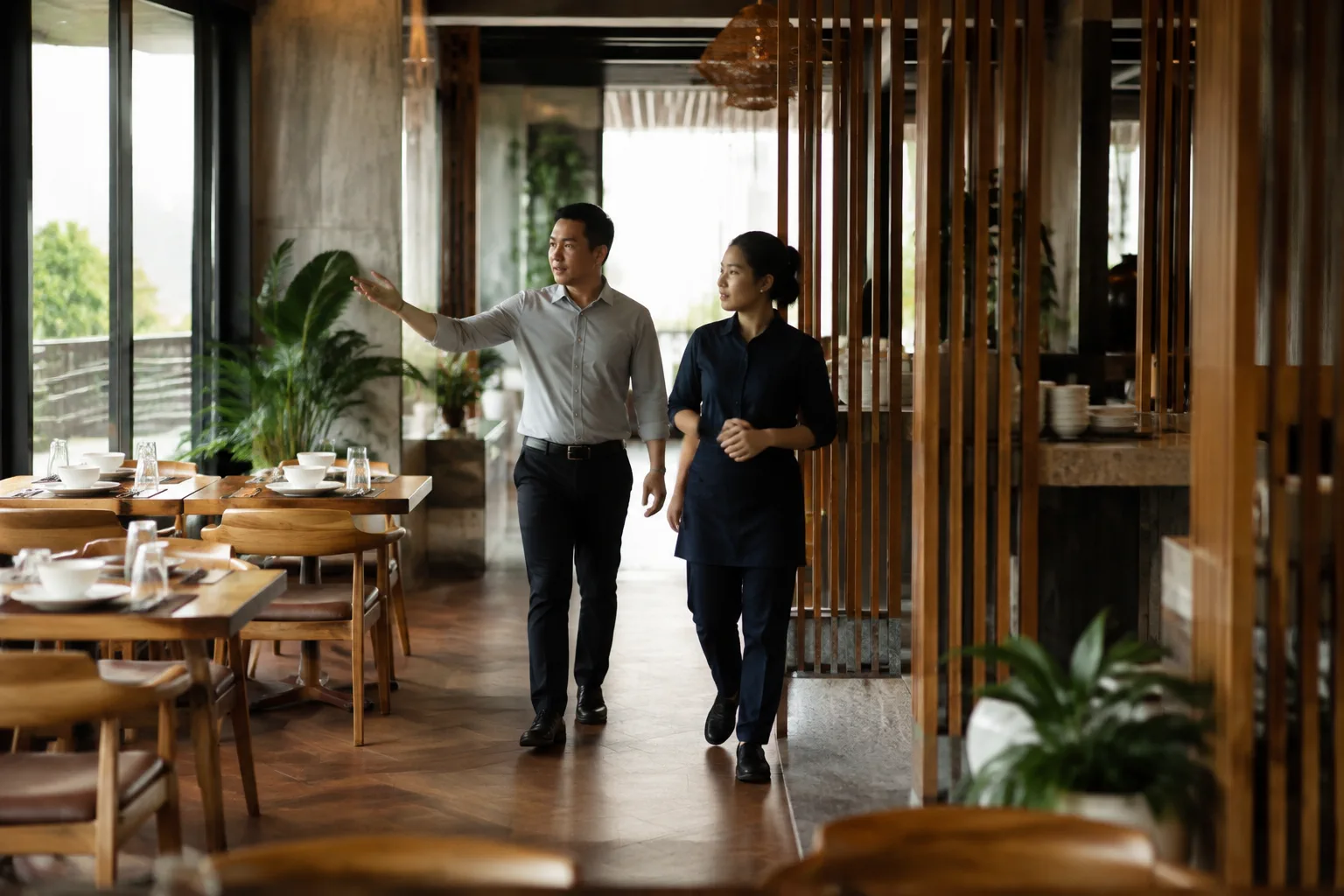 Đại diện doanh nghiệp và nhân viên nhà hàng Việt Nam đang khảo sát khu vực tổ chức buổi ra mắt sản phẩm tại nhà hàng Gia Nghĩa, quan sát lối di chuyển và cách bố trí không gian trư