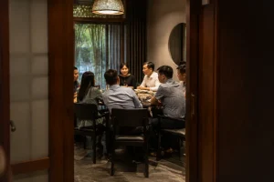 Khách Việt Nam đang trao đổi riêng tư trong một phòng ăn tách biệt của nhà hàng, với bàn ăn được chuẩn bị cho buổi gặp mặt nhỏ và không gian yên tĩnh tạo cảm giác thoải mái khi trò