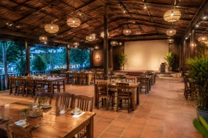 Toàn cảnh không gian nhà hàng Việt Nam tại Gia Nghĩa được bố trí cho một buổi tiệc cuối năm của doanh nghiệp với các cụm bàn ăn, khu vực sân khấu nhỏ và lối di chuyển rộng rãi, thể