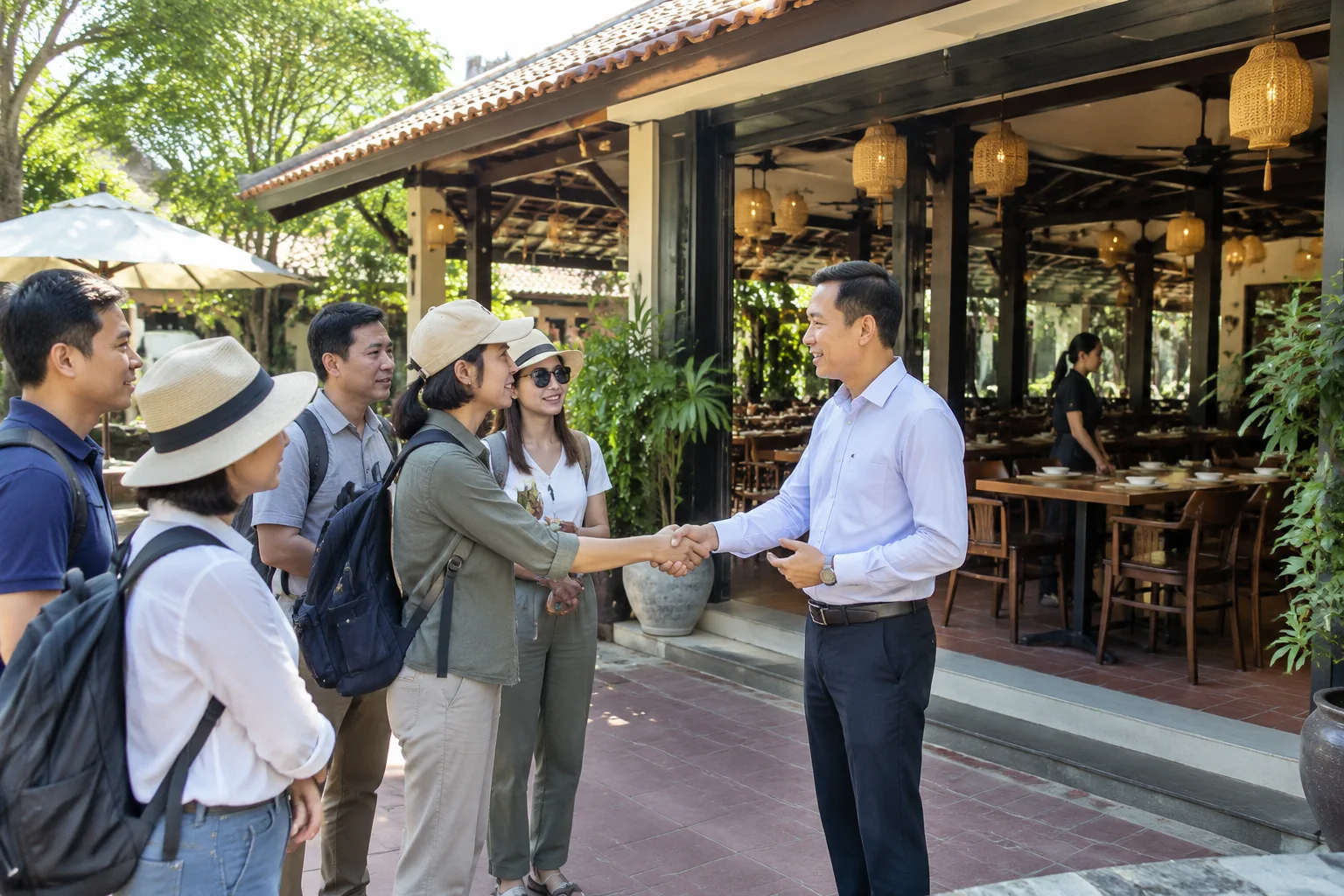 Nhóm hướng dẫn viên tour và nhân viên nhà hàng trao đổi thời gian phục vụ trước khi đoàn đến